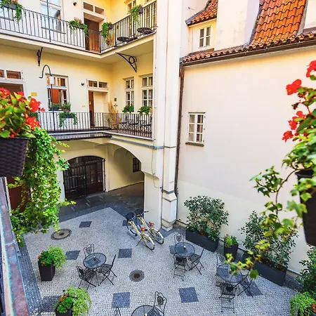 Josephine Old Town Square - Czech Leading